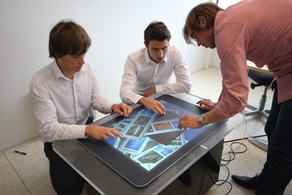 Sommerstudentene utvikler multitouch-teknologi. Fra venstre Torbjørn Bjering, Ingar Landet og Kåre Blakstad.