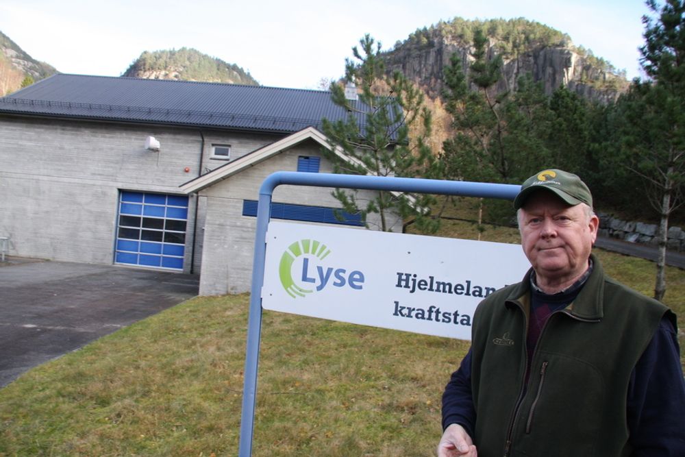 Olaf Pettersen, grunneiere i Hjelmeland, har brukt to år på å komme seg på nett med småkraftverket han har under bygging.
