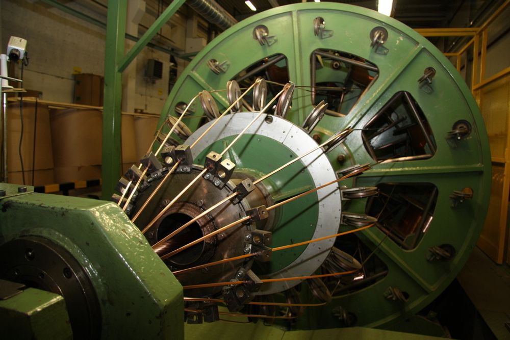 TVINNE: Det er store dimensjoner på maskinene som tvinner undersjøiske kraftkabler hos Nexans i Halden.