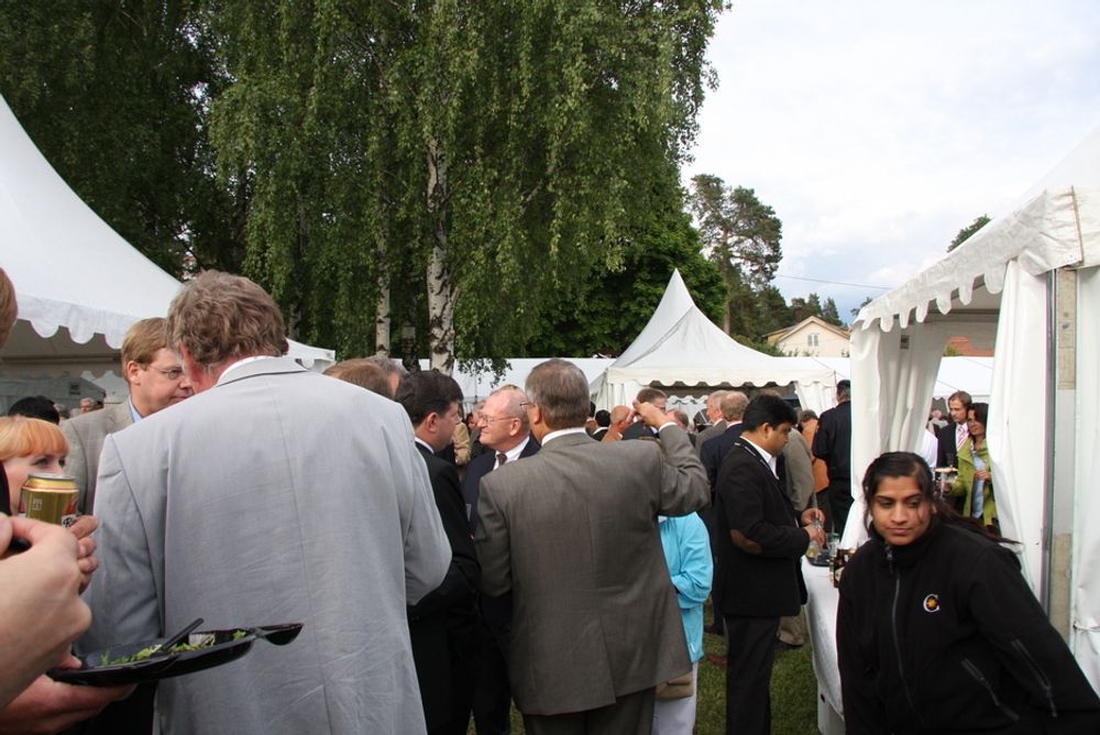 Den offisielle grillfesten på Nor-Shipping foregår i Veritas-parken på Høvik, der DNV har sitt hovedkontor. Det var 2500 gjester som kunne velge mellom et stort antall retter med tilhørende drikke. Festen er møteplass for alle, uansett stilling eller posisjon.