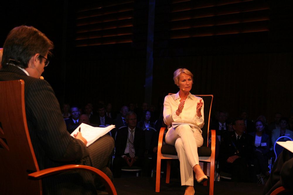 Rederiforbundets president, Elisabeth Grieg var på linje med Dimitri Giotakos (t.v) fra EU-kommisjonen for miljø under rumndebordsdebatten.