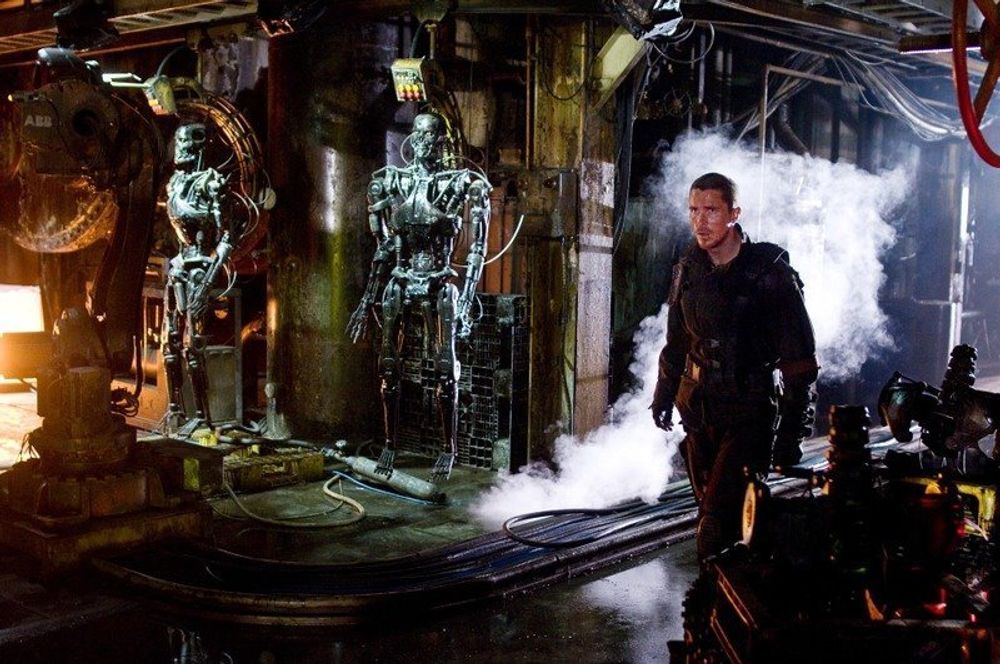 FABRIKK: Bilde fra Terminator-fabrikken i den nye filmen. ABB leverte robotene.