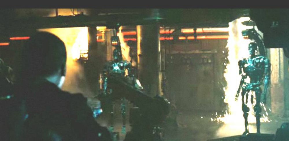 AUTOMASJON: ABB leverte roboter til den nye Terminator-filmen. Bildet viser robotene i en scene i filmen.
