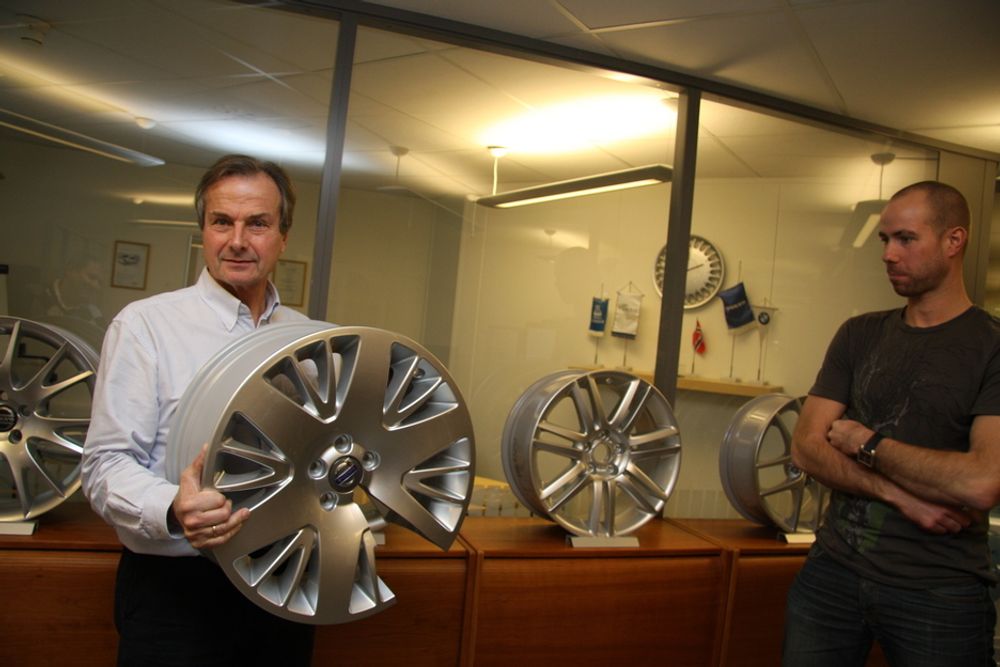 HÅPER FORTSATT: Hybridfelgens "far" Einar Aasen (t.v.) håper fortsatt at den patenterte felgen kan produseres i Høyanger. Her sammen med Sindre Fossum i Fundo Wheels.
