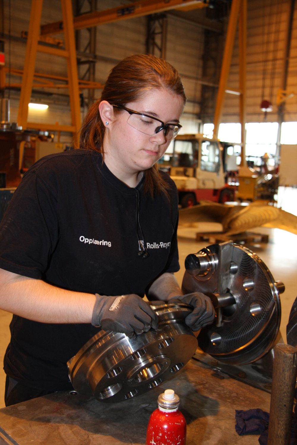 OPPLÆRING: Sigrid Sellereite er på opplæring. Her monterer hun propeller ved Rolls-Royce i Ulsteinvik.
