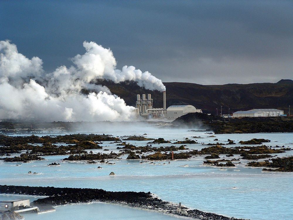 KRAFTVERK: På Island kommer jordvarmen opp til overflaten, slik at det er lettere og billigere å utnytte den geotermiske energien.