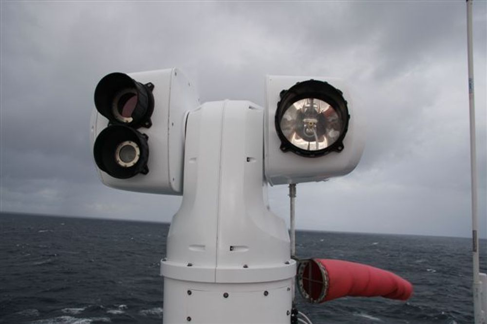 Securus deteksjonssystem kan "se" både folk i sjøen og oljesøl. Systemet består av IR-kamera, videokamera, xenonlys og sensorer.