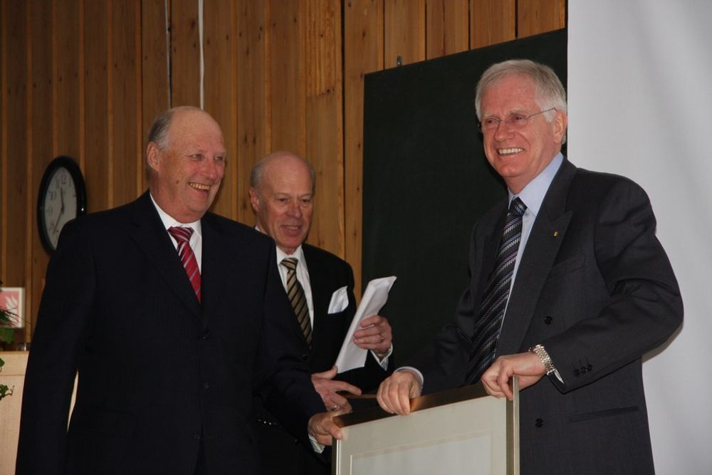 PRIS: H.M kong Harald delte ut Gunnar Randers forskningspris til professor Roger Pynn. Han fikk prisen for sitt pionerarbeid i utviklingen av nye nøytronspredningsmetoder.