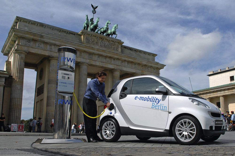 RWE og Daimler står bak derdens største samarbeidsprosjekt for elektrisk bilkjøring som startet i fjor høst. Ny teknologi og et nettverk av ladestasjoner og på sikt såkalt vehicle-to-grid (V2G) som sender strøm tilbake til nettet.