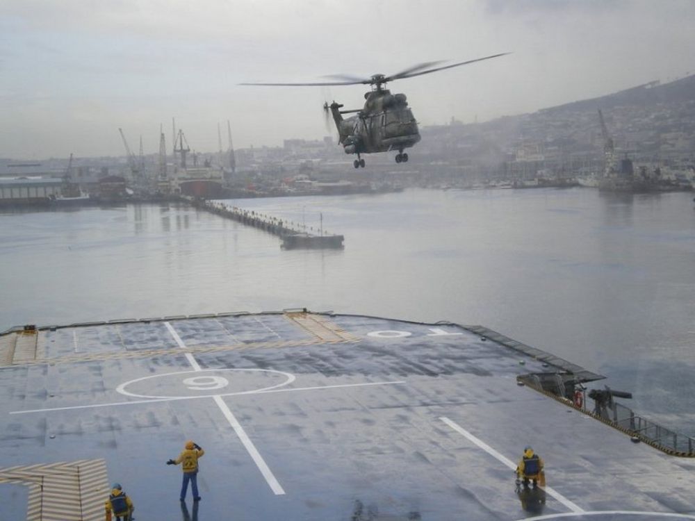 LANDINGSPLASS: Et helikopter lander på dekk til BPC Tonnerre. Fartøyet kan ta 16 slike helikoptre.