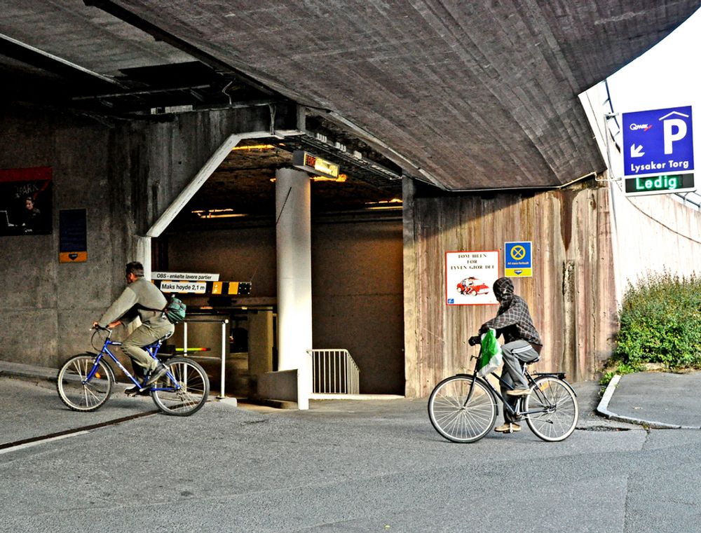 I dag er parkeringsanlegget under Lysakerlokket flittig brukt av syklister. Om vel et år vil de foretrekke sykkelbrua.