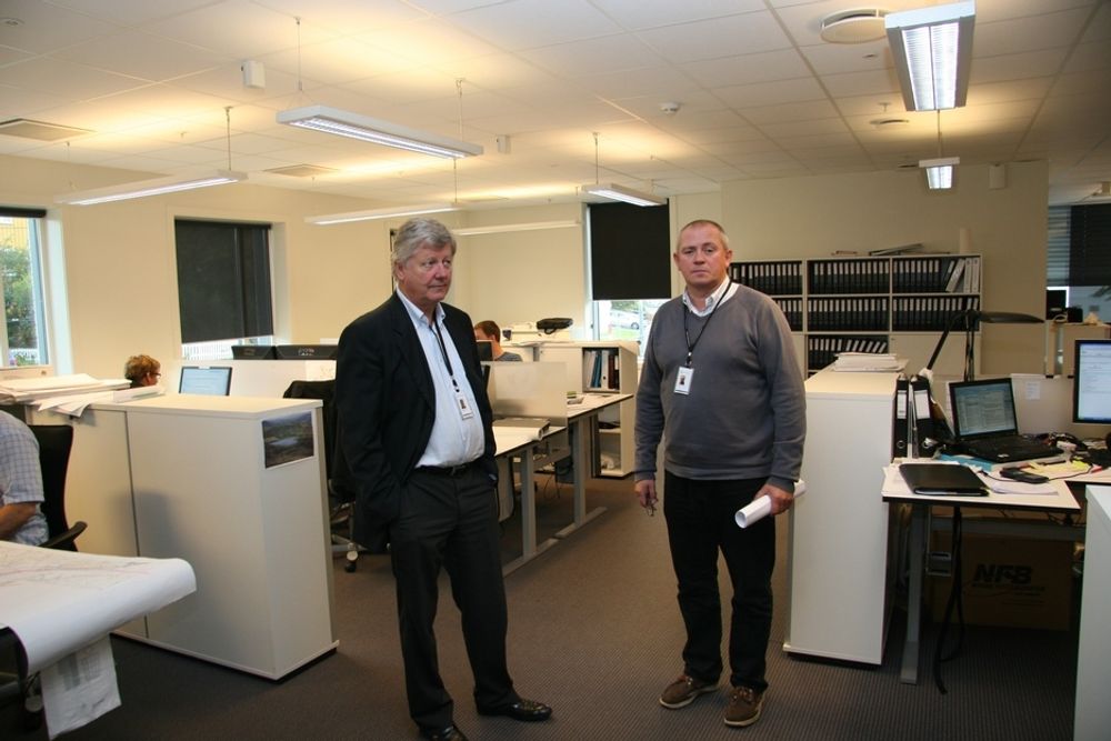 Sikkerhetssjef Tore Gunnar Karlsen (t.h.) i Multiconsult sammen med konsernsjef Håkon Sannum i rommet hvor de bærbare PC-ene ble hentet ut.