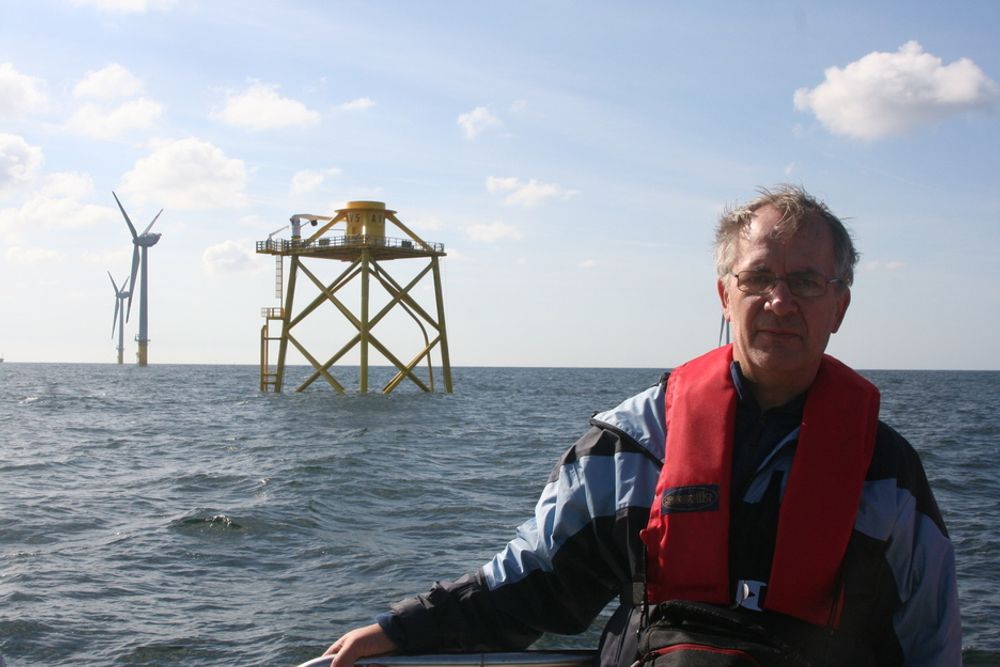 Per Bull Haugsøen, direktør i OWEC Tower, ved et av de seks fundamentene selskapet installerer ved prosjektet alpha ventus i Tyskland.
