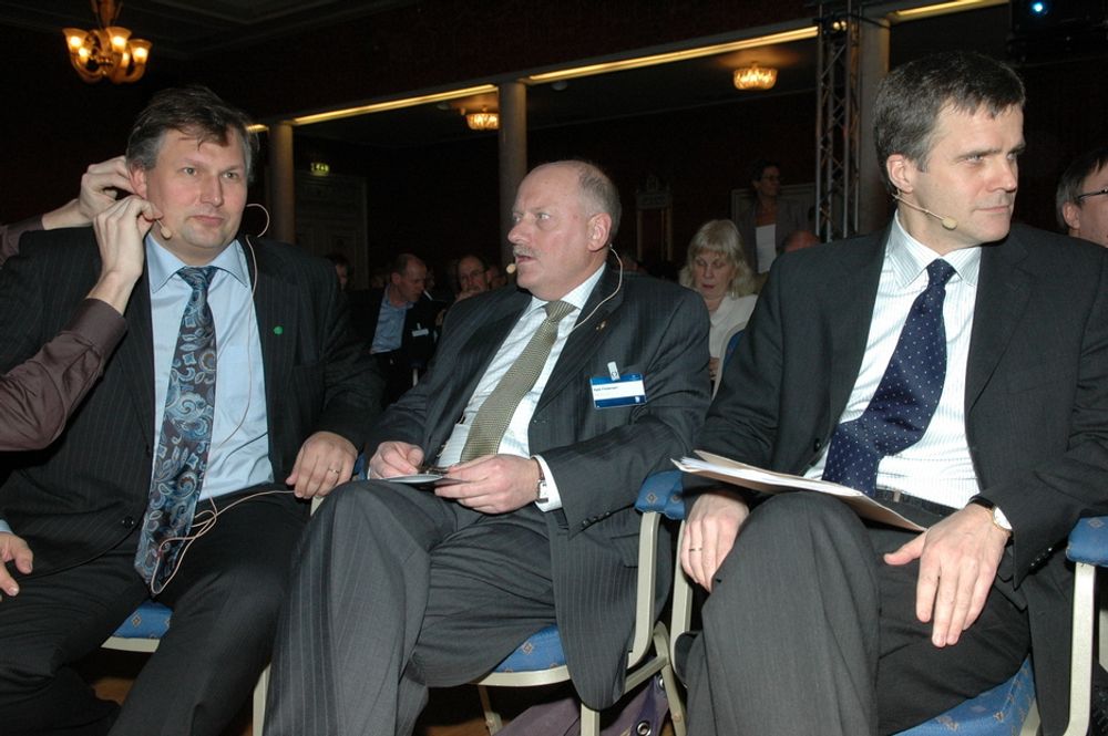 MØTES: Oljetoppene Terje Riis-Johansen (f.v), Kjell Pedersen i Petoro og konsernsjef Helge Lund i StatoilHydro får god til å samtale under Sandefjordskonferansen.