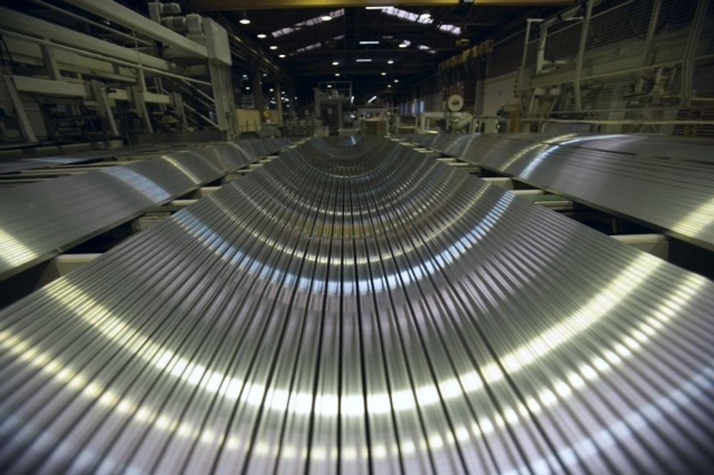Hydro vurderer nå å kutte i aluminiumsproduksjonen som følge av det dramatiske fallet i etterspørsel.