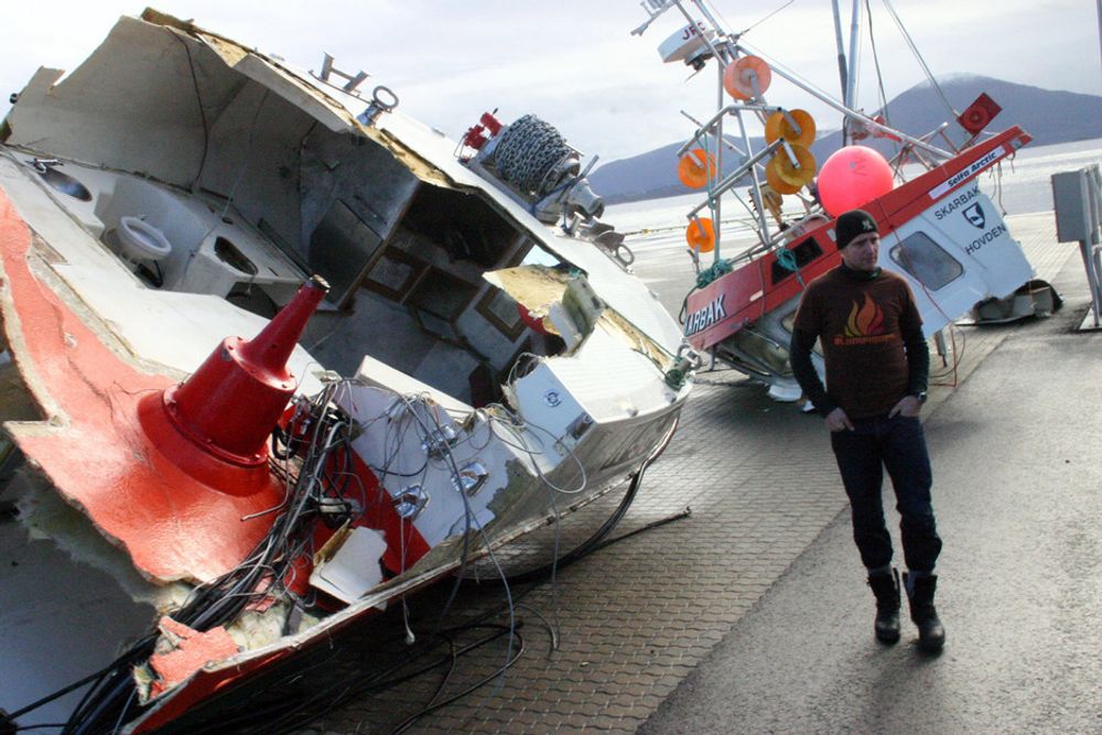 HARØYSUND 2007: En ansatt på IPS-terminalen i Harøysund studerer restene av sjarken "Skarbak" som kolliderte med tankeren "Doris" utenfor Bud i Romsdal.