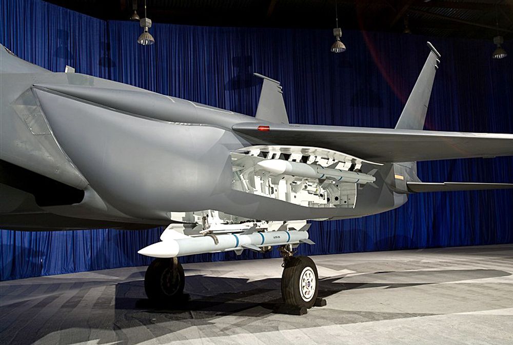Inne i den ombygde drivstoffanken gjøres det plass til både AIM-9 og AIM-120 luft-til-luft-missiler samt luft-til-bakke-våpen.