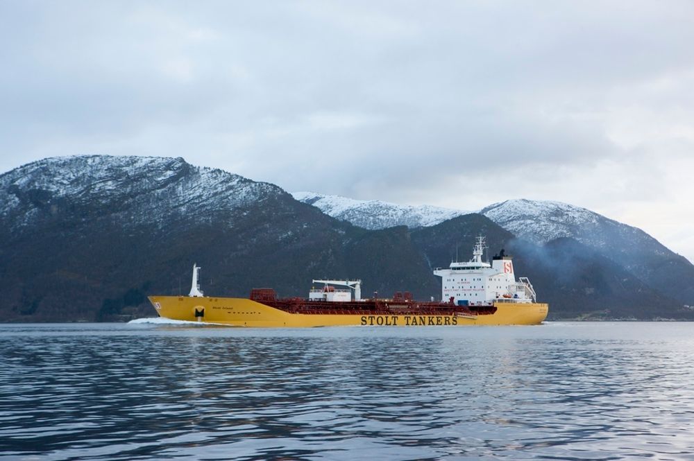 PRØVETUR: Stolt Island på prøvetur i Sognefjorden tidligere i år. Denne uka ble skipet overlevert Stolt Tankers, to dager før tiden.