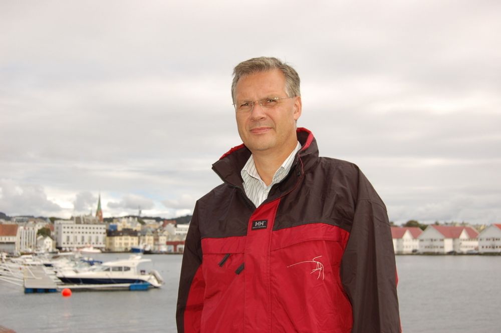 LEDER: Regiondirektør Vest  i Kystverket,  John Erik Hagen, leder arbeidsgruppen i IMO som skal  finne et felles e-Navigation system innen 2013.