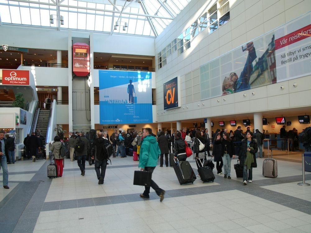 HALVPARTEN: Terminalbygget på Flesland er dimensjonert for nær halvparten så mange passasjerer som nå passerer flyplassen.