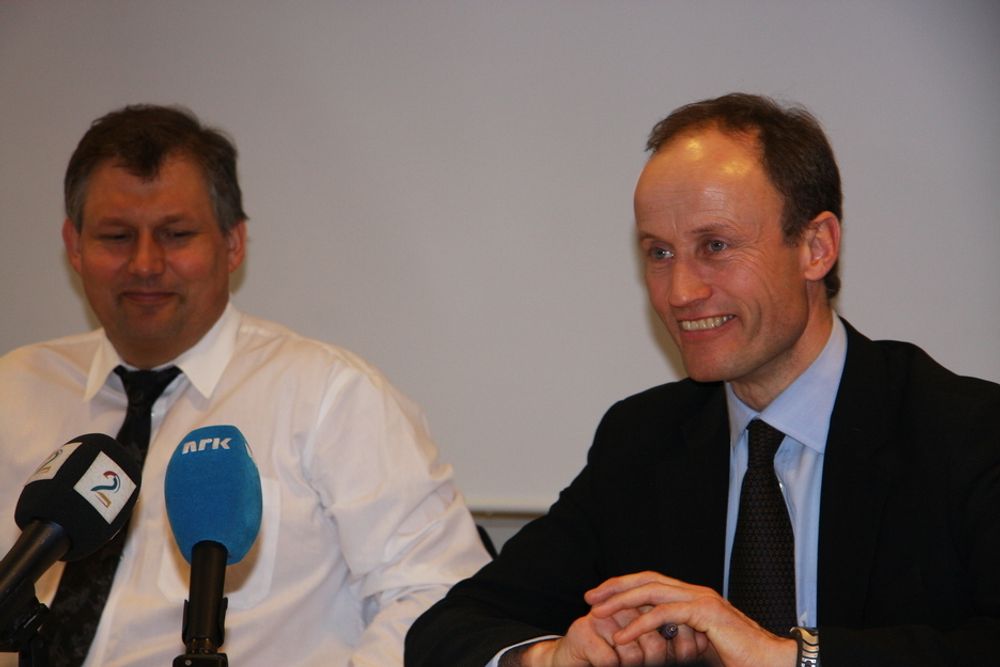 KRISEPENGER: Olje- og energiminister Terje Riis-Johansen og Enova-sjef Nils Kristian Nakstad gir mer penger til energieffektivisering og fjernvarme.