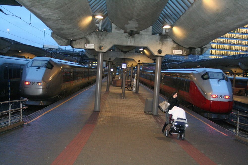 BEDRE: Jernbaneverket opplever færre feil og mer fart i togtrafikken.