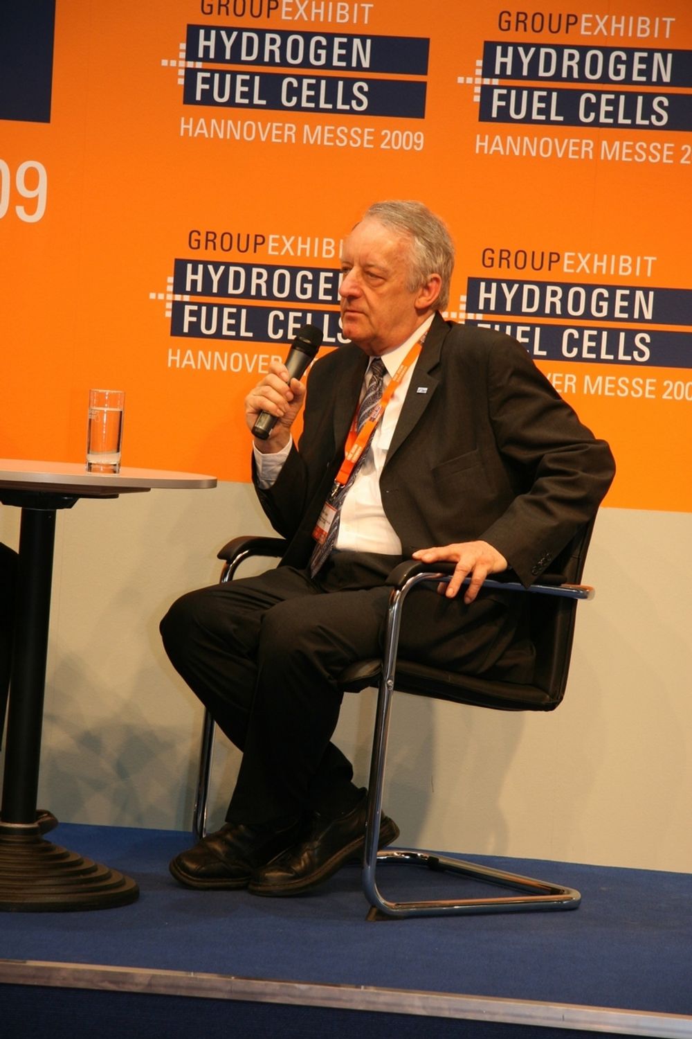 STERK I TROEN: Dr. Johannes Töpler har jobbet med hydrogen i et langt liv, blant annet som forsker hos Daimler Benz. Som styrelder i det tyske hydrogen- og brenselcelleforbundet ser han at det er i ferd med å ta av.