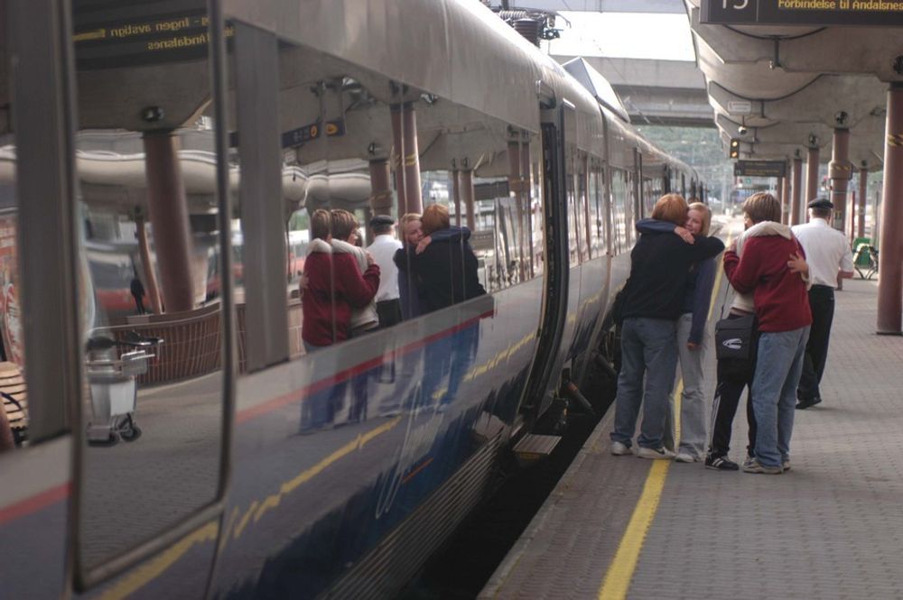 Norges jernbaner frakter passasjene mellom de fire største byene med en snittfart på 75 km/t. I Frankrike er  snittfarten 227 km/t.