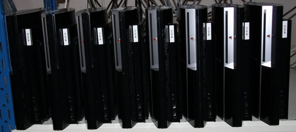Playstation 3-maskiner koblet sammen til superdatamaskon hos Miriam, Halden.