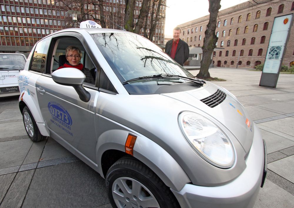 ELTAXI: Samferdselsminister Liv Signe Navarsete var første passasjer i Think-taxien.