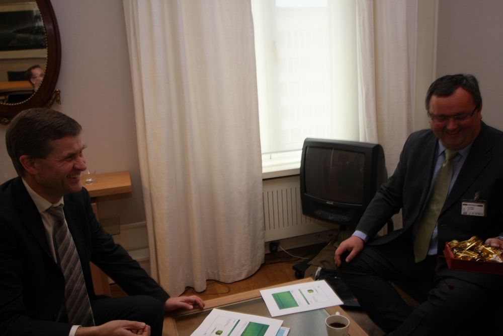 Miljøvernminister Erik Solheim og Steinar Bysveen (EBL) diskuterte mulighetene for plug-in hybrider i Norge.