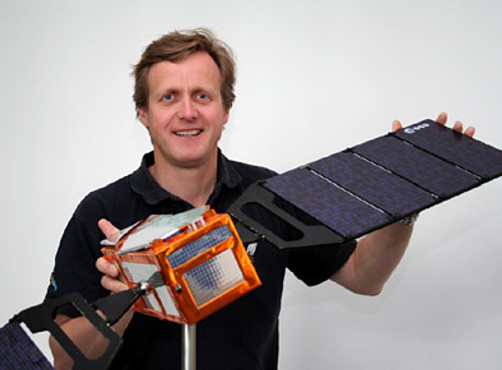 Frank Udnæs, her med en Galileo-satellitt, er seksjonssjef for satellittnavigasjon ved Norsk Romsenter.