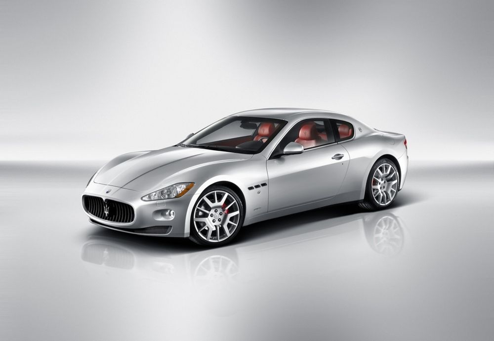 NYTT: Maserati GranTurismo er en helt ny bil med plass til fire personer. Under panseret sitter en 4,2 liters V8-motor. Selskapet tilbyr også firedørsmodellen Quattroporte.