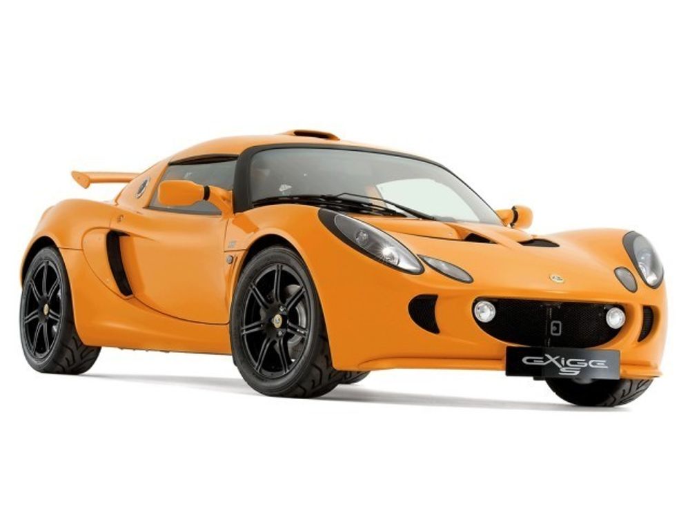 NYTT: Også Lotus Exige, som er coupe-versjonen av selskapets populære sportsbil, får sterkere motor og airbager som standardutstyr.