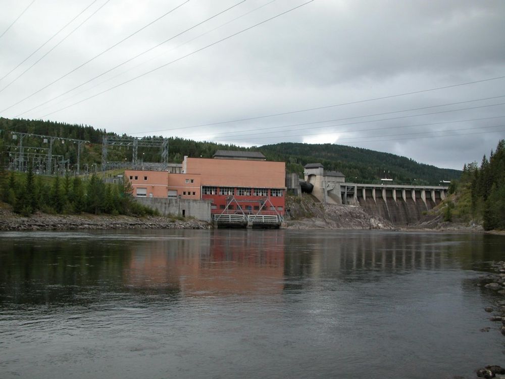FRA 1933: Grønvollfoss ble opprinnelig satt i drift i 1933 etter tre års byggetid. Dammen er dimensjonert for en største flomvannføring på ca. 1400  m3/s.