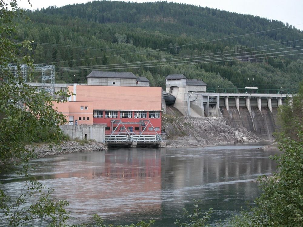 FRA 1933: Grønvollfoss ble opprinnelig satt i drift i 1933 etter tre års byggetid. Dammen er dimensjonert for en største flomvannføring på ca. 1400  m3/s.