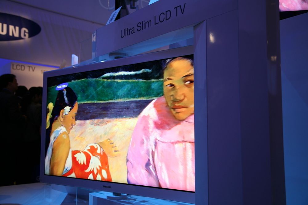 Også Samsung leverer svært flate TV-skjermer. Denne er 2,5 centimeter tynn.