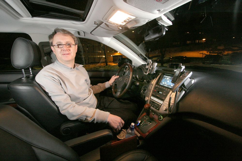 OPPDAGER DÅRLIG DEKNING: Bjørn Amundsen er Telenors spydspiss mot dårlig mobildekning. I november og desember kjørte han 7 300 kiliometer i den nye dekningsbilen for å avdekke dårlige mobilforhold. I bilkupeen har han seks mobiler og i bagasjerommet avleses dekningen fortløpende av to datamaskiner som er koblet til mobiler.