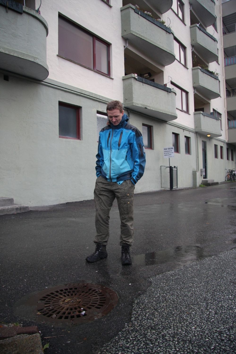 Morten jartun, forsker ngu, foran forurenset boligblokk i bergen