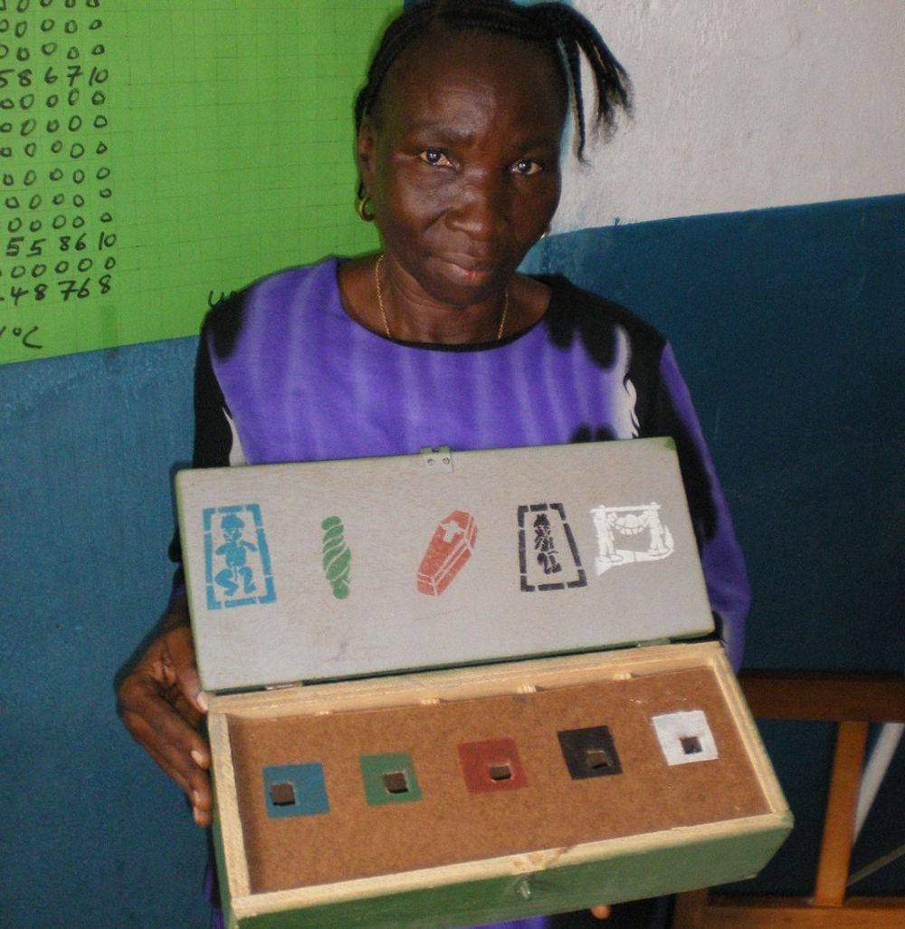 Fødselshjelperen er analfabet og bruker en steinkasse for å registrere blant annet dødfødsler, for senere dataregistrering hos Verdens Helseorganisasjon.