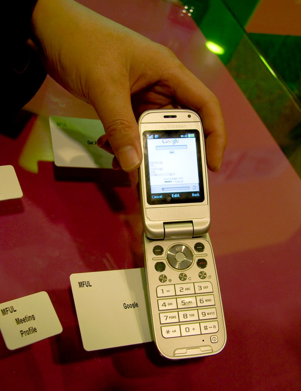 KREDITTKORT:En mobiltelefon med innebygget NFC kan brukes som småmynt og som betalingskort, men også til å hente opp Googlesøk i en fei uten at telefonen er riktig konfigurert. Det fikser den selv.