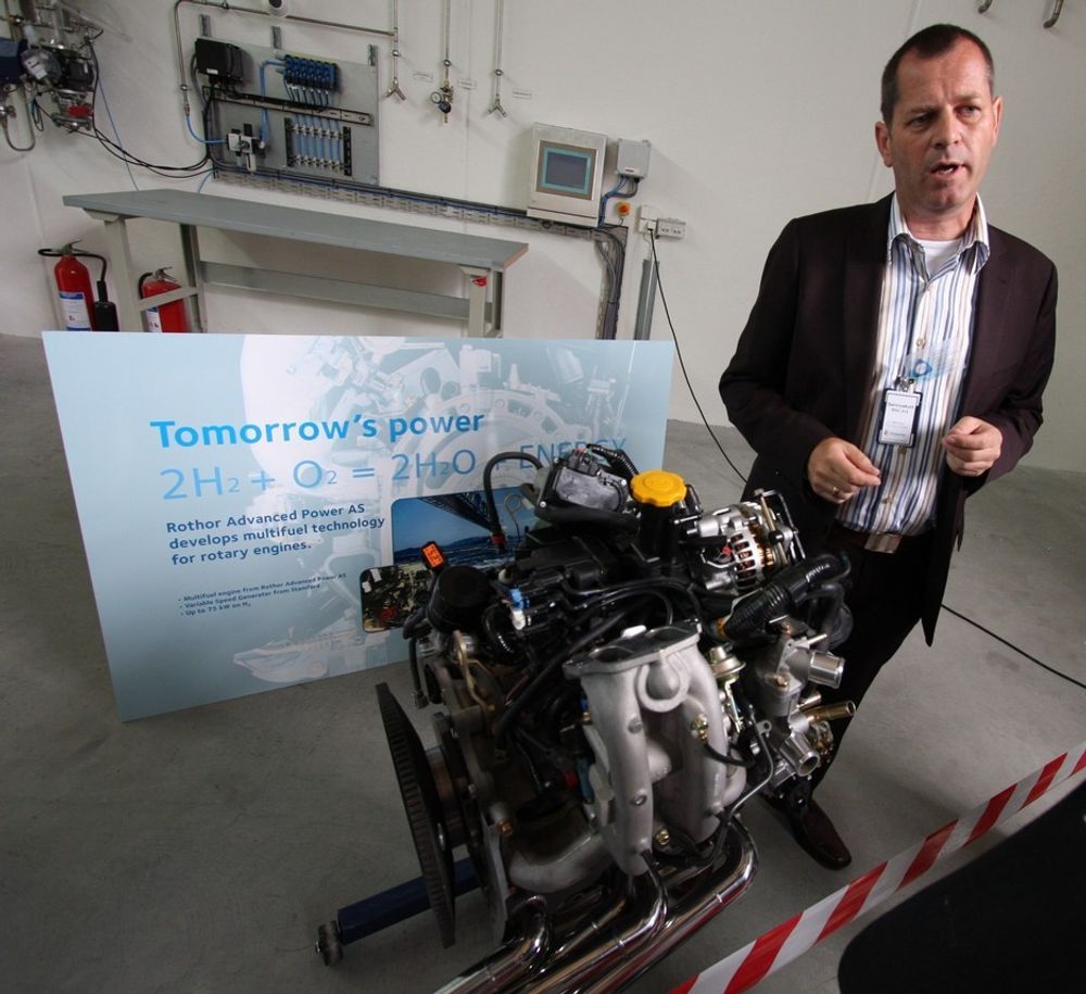NY MOTOR: Rothor-sjef Thor Henning Olsen viser fram sin prototype av ny vankelmotor som går på hydrogen og naturgass.