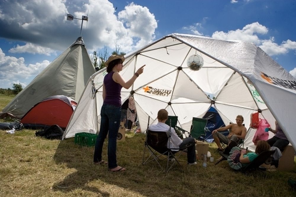 Julie Serritslev lar vind og sol gi energi til lys og lyd i teltet på Roskilde-festivalen.
