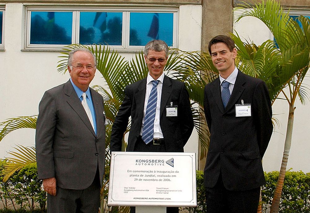 Dette bildet er fra et fabrikkbesøk administrerende direktør Olav Volldal i Kongsberg Automotive (i midten) gjorde til Jundiaí-fabrikken i 2006. Trond Fiskum til høyre og Jundiaí-ordfører Ary Fossen til venstre.