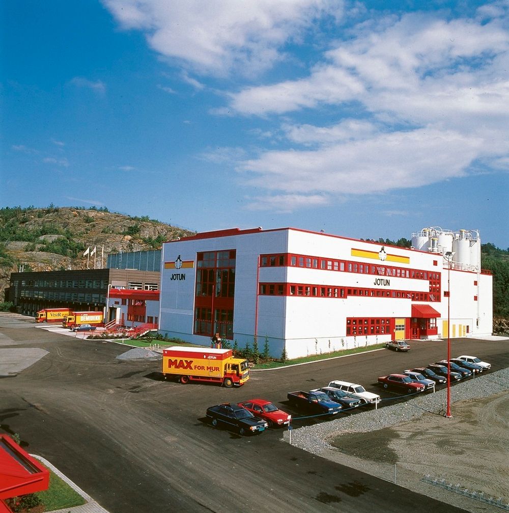 Jotun taper penger på høye råvarepriser, men gjorde likevel flere investeringer i de første åtte månedene i 2011  - deriblant ny produksjonsstruktur og nytt produksjonsanlegg på denne fabrikken i Sandefjord.