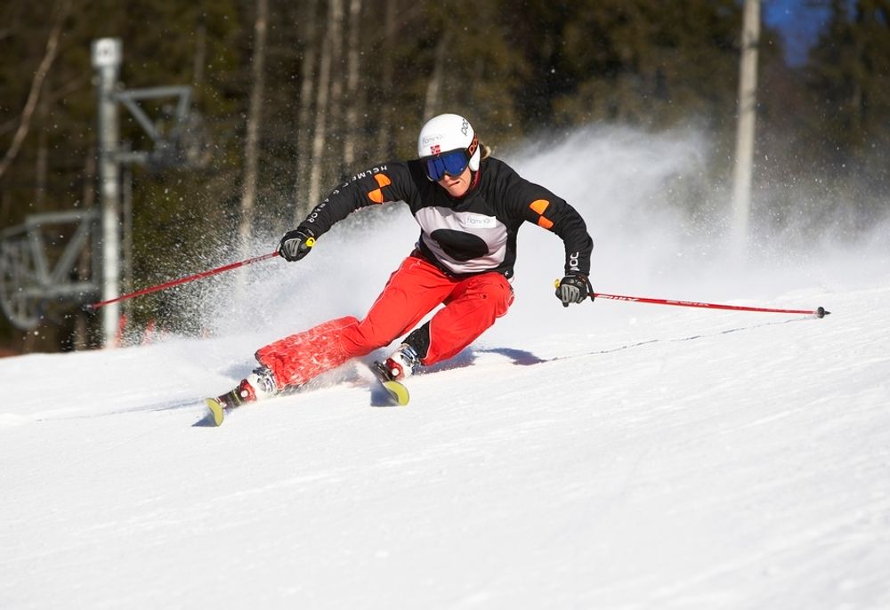 PÅ SKJÆR: Her kjører Hedda Berntsen på skjær som det heter i alpinspråket, altså en carvingsving. På denne måten utnytter hun skiens radius maksimalt.