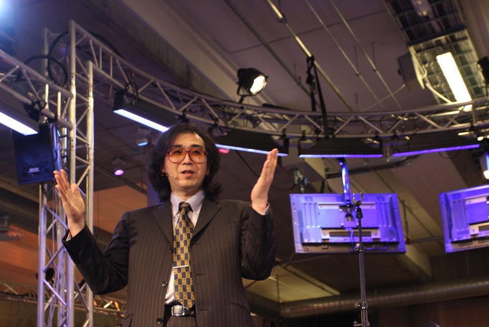 LØFTER 40 KILO: Yoshiyuki Sankai, professor og sjef for selskapet Cyberdyne Inc., har utviklet robotdrakten HAL, som kan hjelpe folk å løfte 40 kg mer en de klarer med eegne muskler.