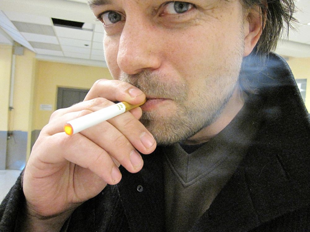 FORBUDT: Nordmenn har kunnet kjøpe elektriske sigaretter som ifølge selgerne tilfredstiller nikotinhungeren på en sunnere måte en vanlig tobakksrøyk. Men salget er forbudt, slår Helsedirektoratet fast.