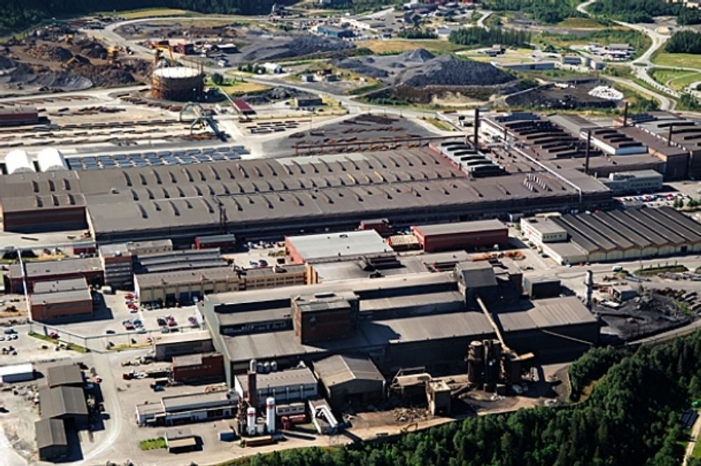 Ruukki Profiler AS (det store bygget) ligger i i Mo Industripark, rett bak  Celsa Armeringsstål AS (i forgrunnen).