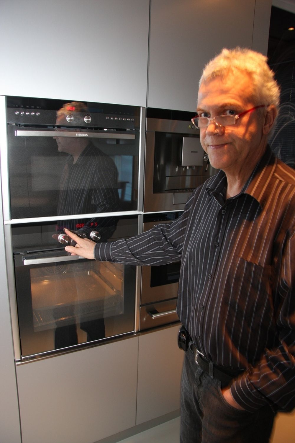 Bjørn Holthe i Bosch and Siemens Home Appliances Group demonstrerer toppmodellen deres, som er fullt programmerbar. Her velger vi stekeprogram for ribbe, og taster inn vekten på kjøttet og når det skal være ferdig. Så enkelt kan det gjøres.